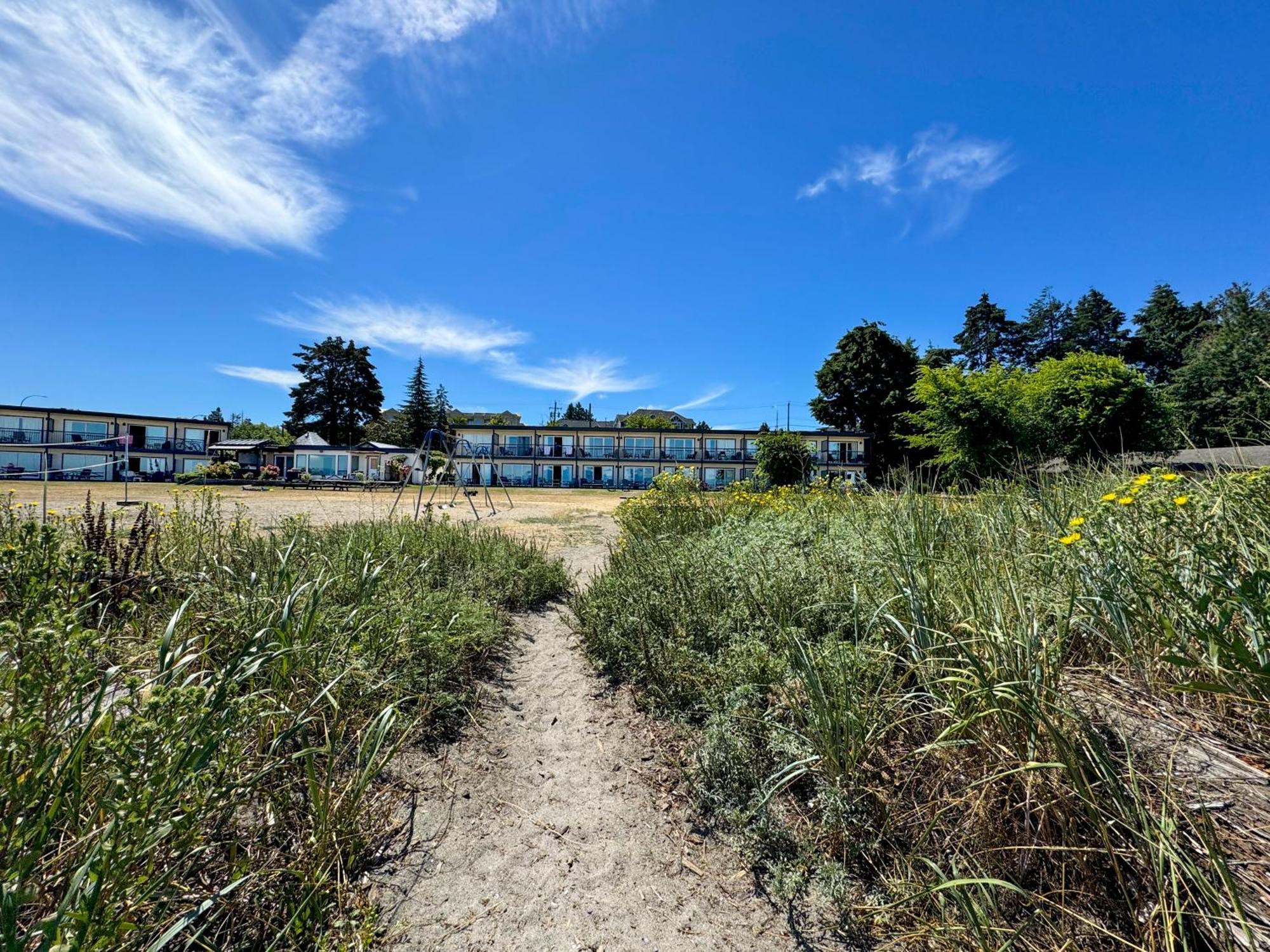 Sea Edge Motel Parksville Bagian luar foto