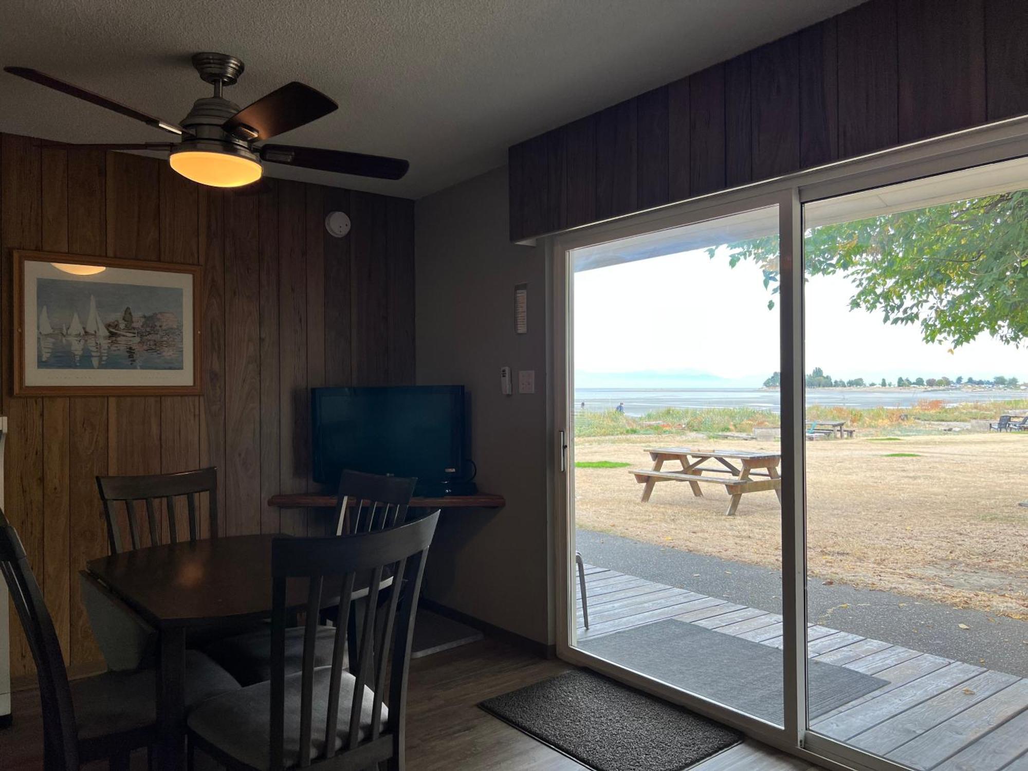 Sea Edge Motel Parksville Ruang foto