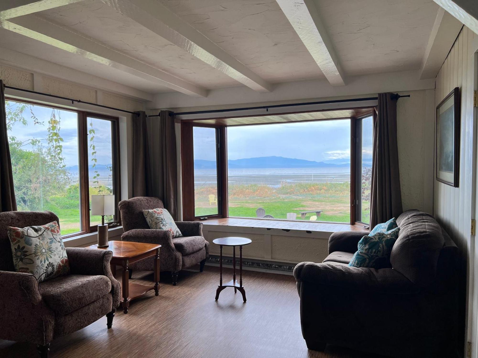 Sea Edge Motel Parksville Bagian luar foto
